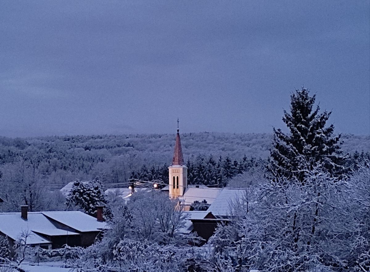 Máriaújfalu télen — havas falukép a templomtoronnyal